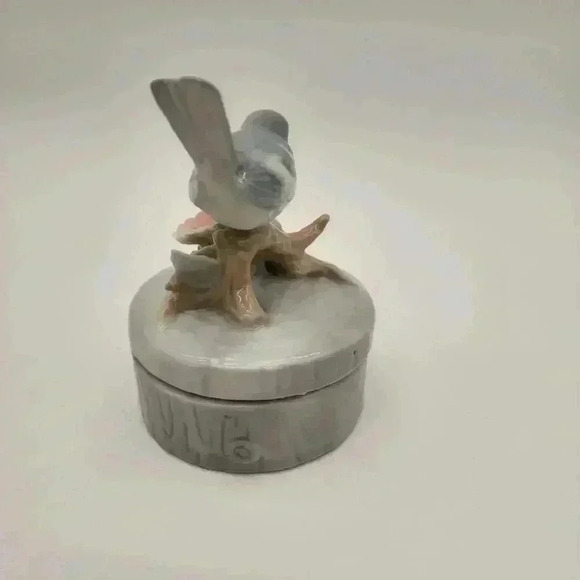 Sweet 4 1/2" Tall Ceramic Bird On Branch With‎ Flower Trinket Box Price Products - Picture 4 of 7